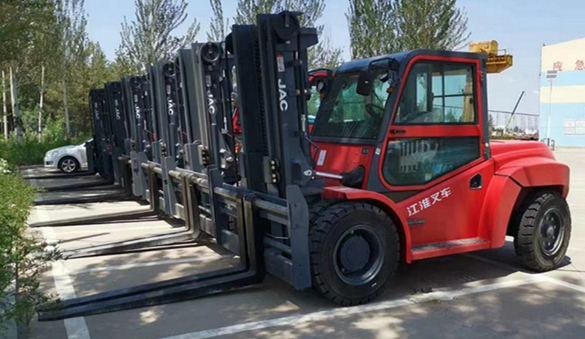 Delivery of forklifts in batches to the world's top 100 companies